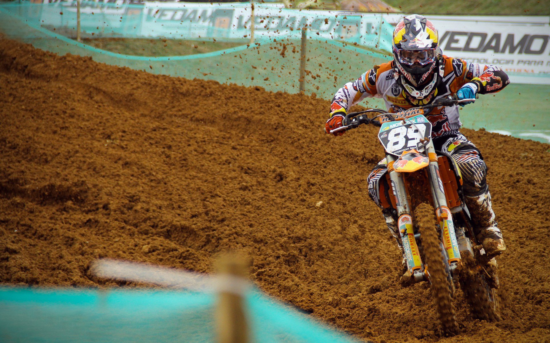 乔·波尔曼的全能表现使袋鼠队在橄榄球锦标赛中名列前茅,乔伯罗橄榄球