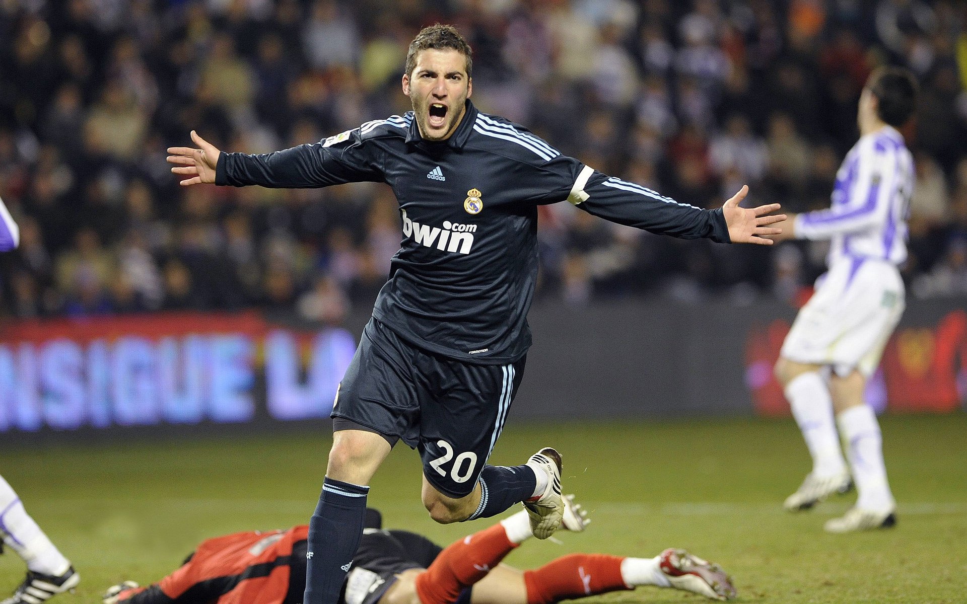 中超裁判风波再掀热议:上海海港球迷怒指“护航”,山东大V妙语点评